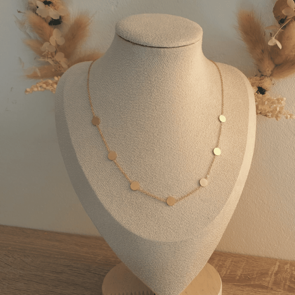 Collier Laura